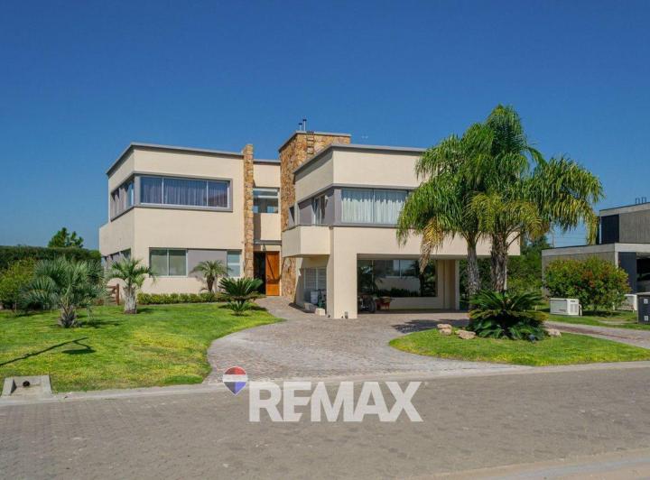 Casa · 470m² · 7 Ambientes · 2 Cocheras