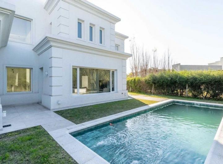 Casa · 300m² · 6 Ambientes · 2 Cocheras