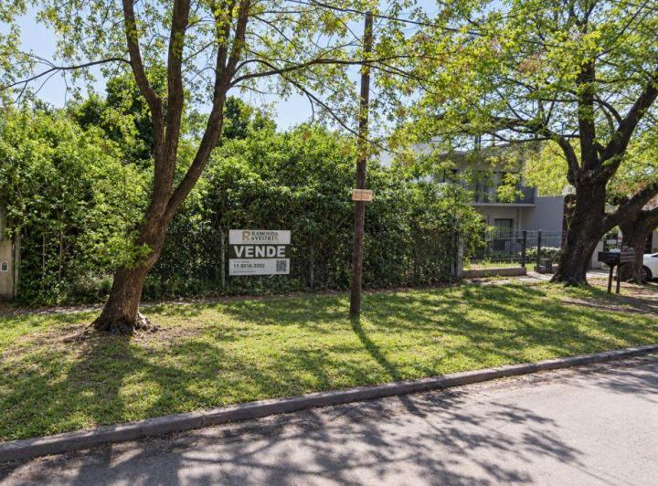 Terreno · 866m²
