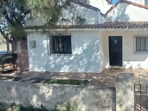 Casa 2 dormitorios con patio y jardín, paraná
