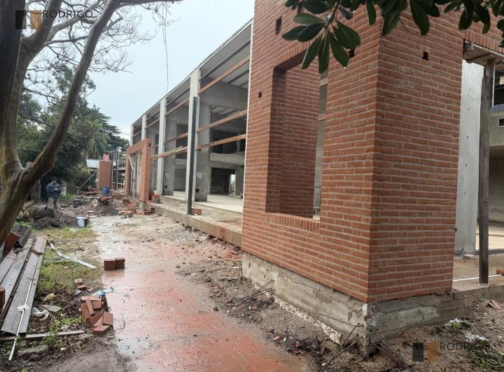 Local comercial · 114m² · 2 Ambientes · 20 Cocheras