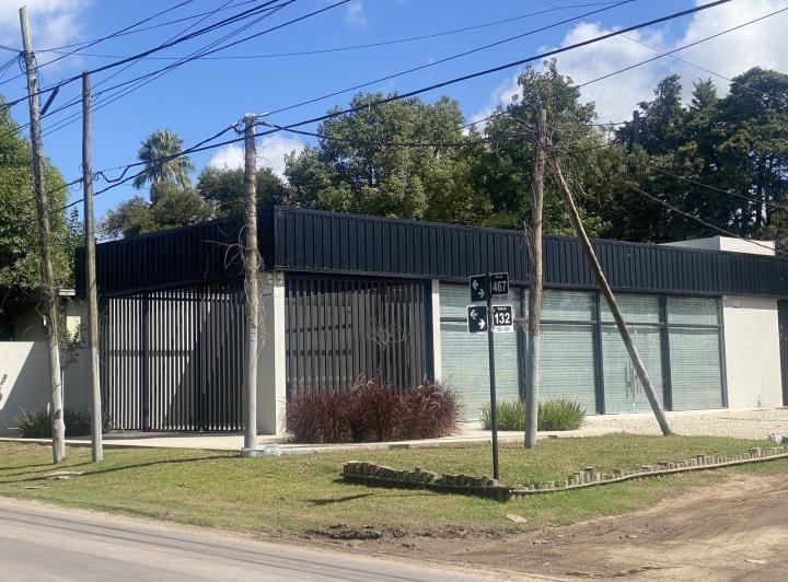 Local comercial · 135m² · 1 Ambiente · 4 Cocheras