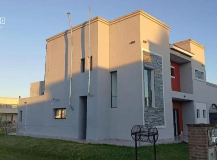 Casa · 220m² · 6 Ambientes · 3 Cocheras