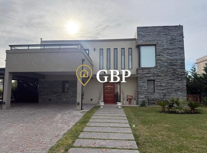 Casa · 210m² · 5 Ambientes · 8 Cocheras