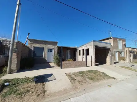 Venta de casa con amplio terreno en pilar