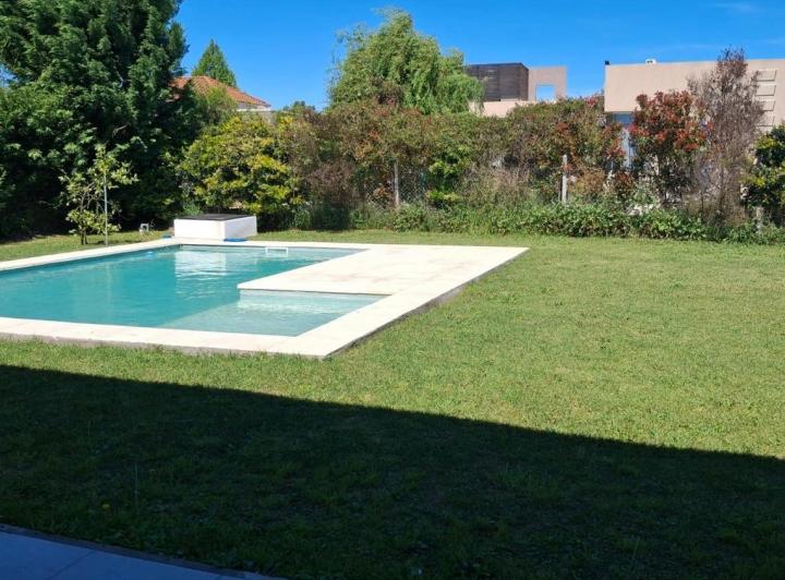 Casa · 200m² · 4 Ambientes · 4 Cocheras
