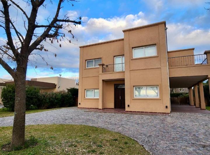 Casa · 273m² · 5 Ambientes · 2 Cocheras