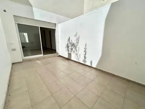 Venta monoambiente, cocina separada y patio - echesortu