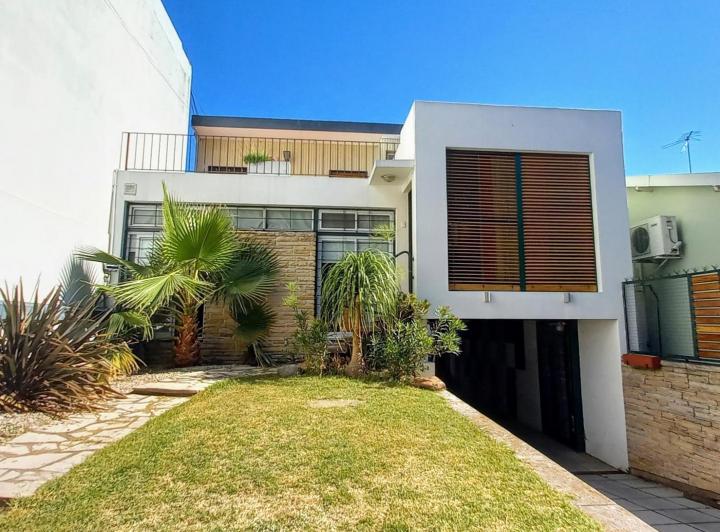 Casa · 230m² · 5 Ambientes · 3 Cocheras