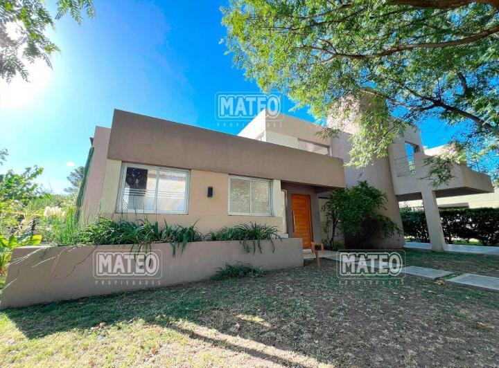 Casa · 156m² · 4 Ambientes · 1 Cochera