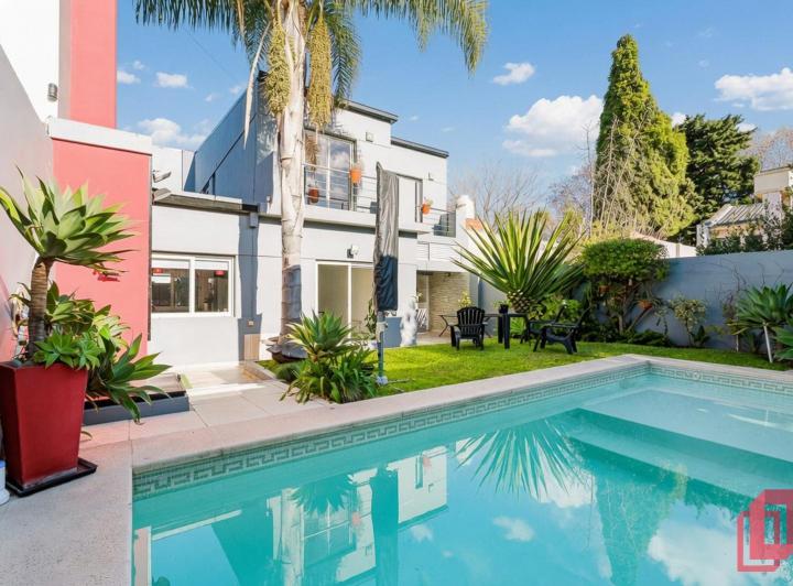 Casa · 210m² · 6 Ambientes · 3 Cocheras