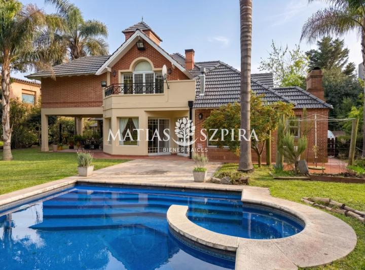 Casa · 364m² · 6 Ambientes · 2 Cocheras