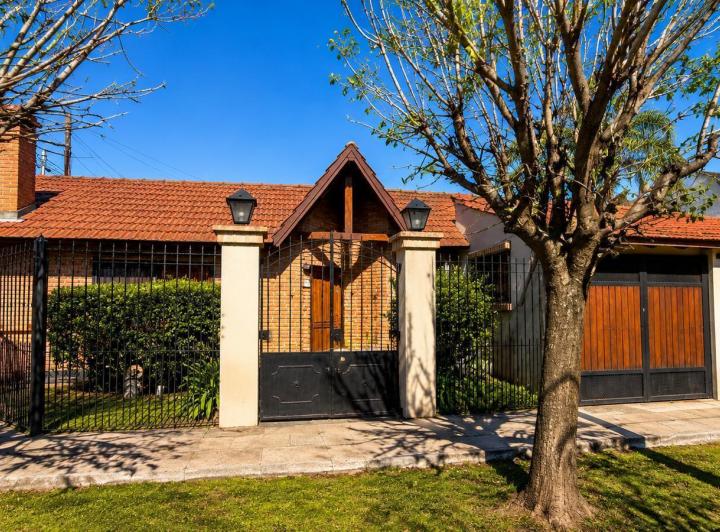Casa · 200m² · 5 Ambientes · 1 Cochera