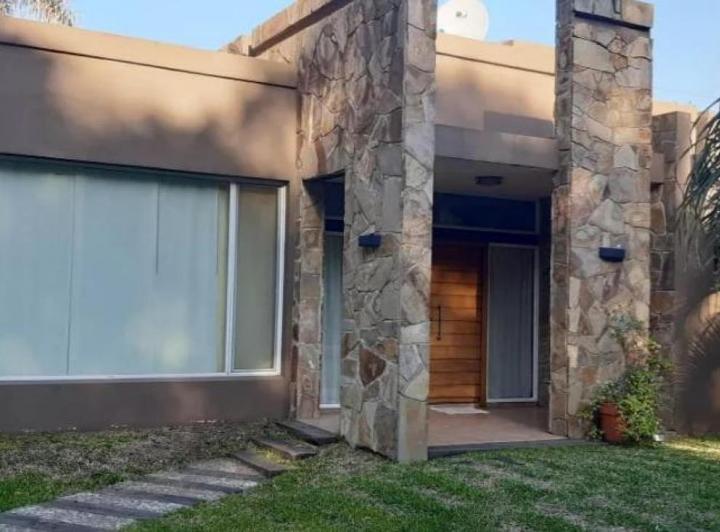 Casa · 200m² · 4 Ambientes · 3 Cocheras