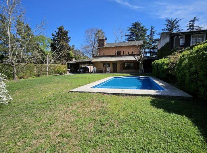 Casa · 300m² · 5 Ambientes · 4 Cocheras