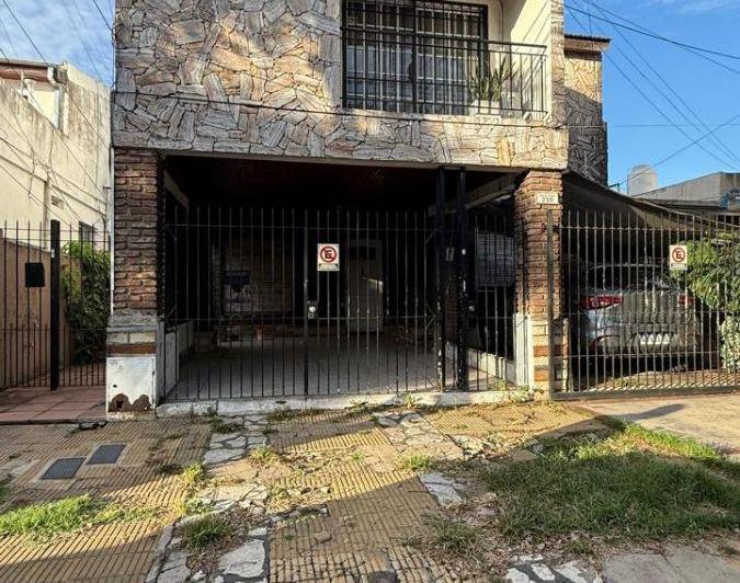 Casa · 160m² · 6 Ambientes · 2 Cocheras