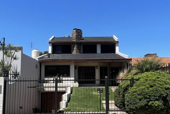 Casa · 200m² · 4 Ambientes · 1 Cochera