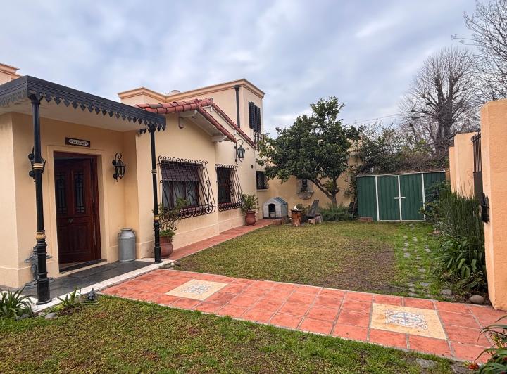 Casa · 250m² · 7 Ambientes · 2 Cocheras