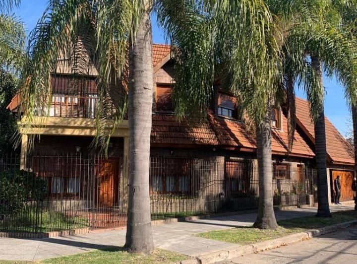 Casa · 360m² · 6 Ambientes · 2 Cocheras