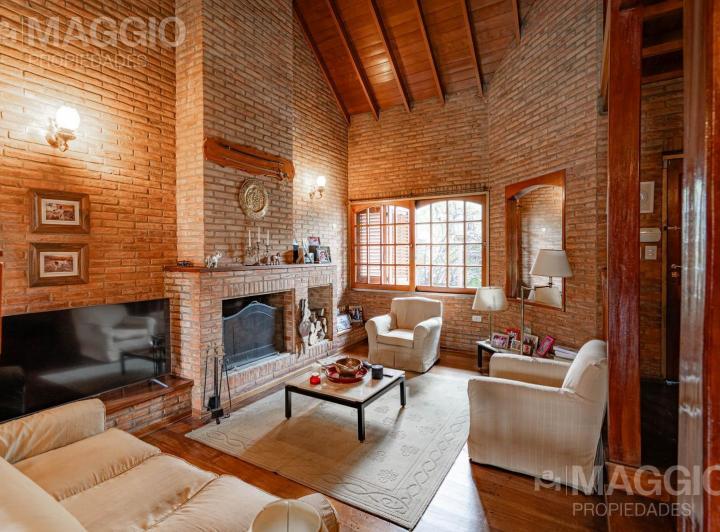 Casa · 230m² · 4 Ambientes · 1 Cochera