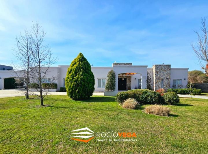 Casa · 225m² · 5 Ambientes · 12 Cocheras