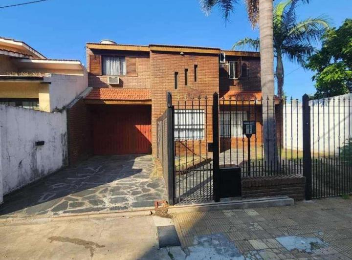 Casa · 200m² · 5 Ambientes · 10 Cocheras