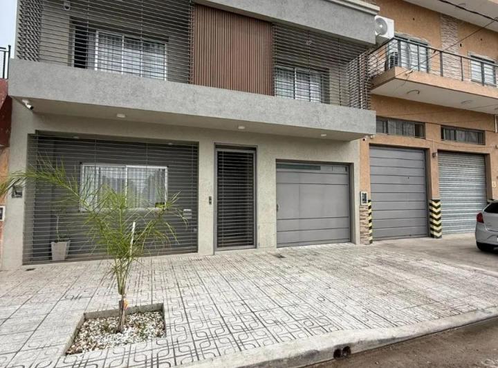 Casa · 250m² · 5 Ambientes · 2 Cocheras