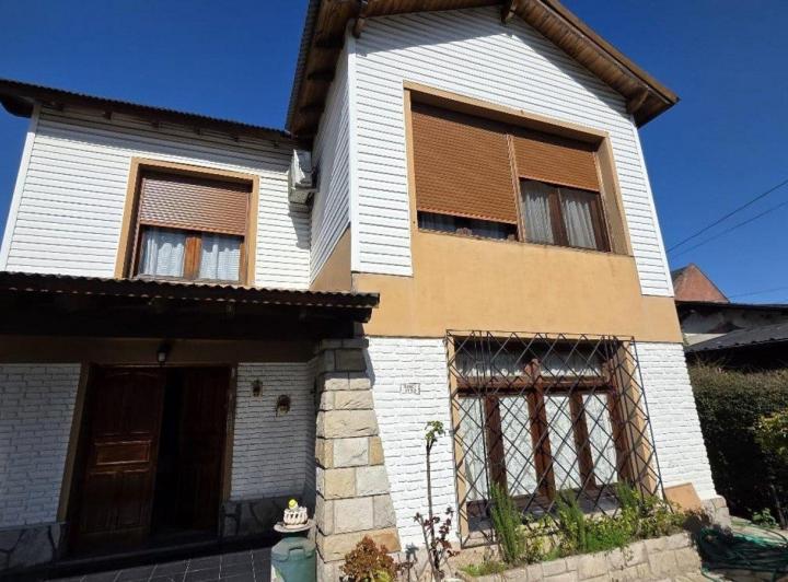 Casa · 300m² · 5 Ambientes · 2 Cocheras