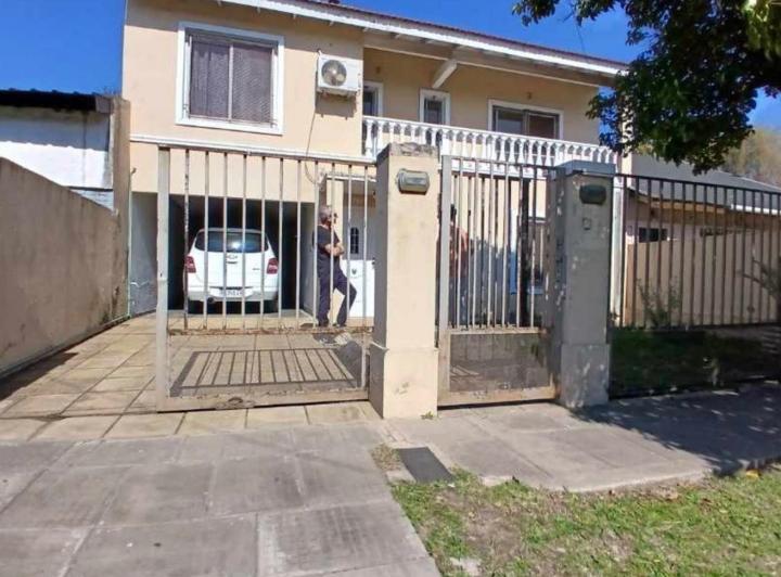 Casa · 200m² · 5 Ambientes · 2 Cocheras