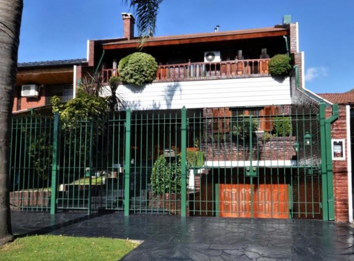Casa · 390m² · 4 Ambientes · 5 Cocheras