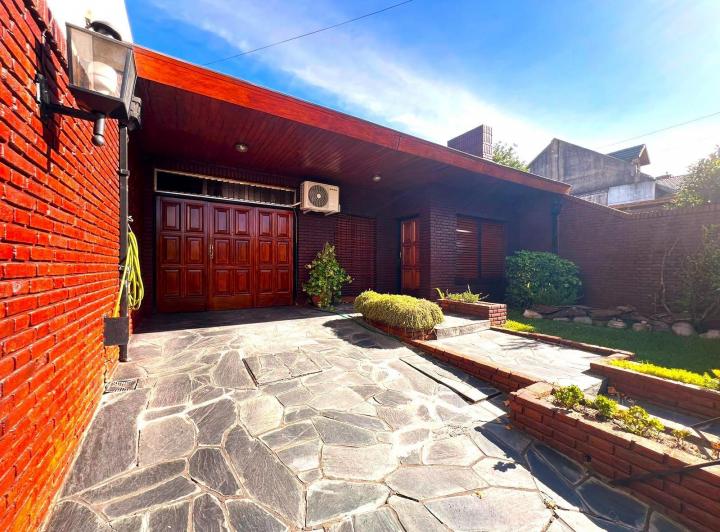 Casa · 160m² · 4 Ambientes · 1 Cochera