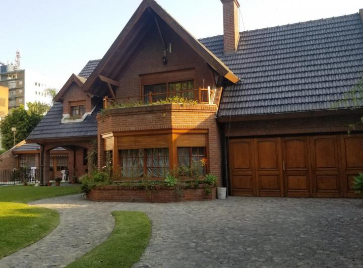 Casa · 350m² · 7 Ambientes · 10 Cocheras