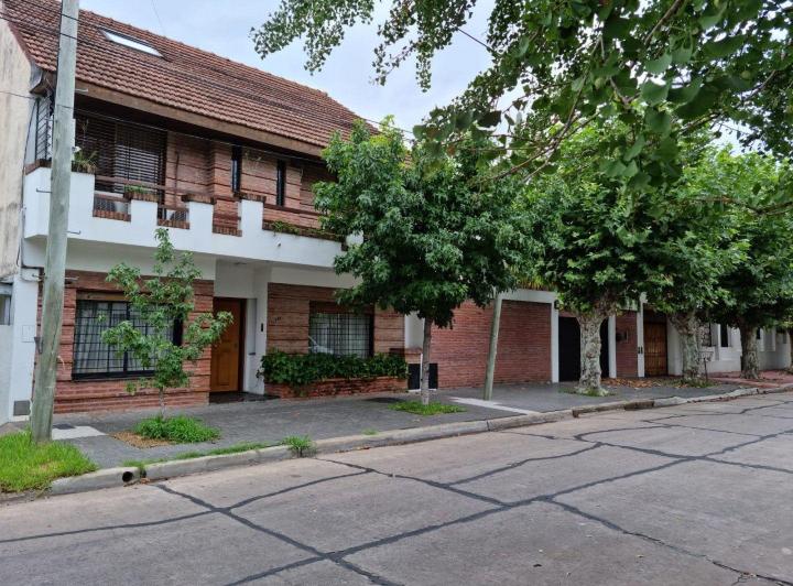 Casa · 200m² · 5 Ambientes · 1 Cochera
