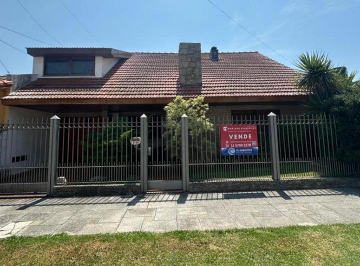 Casa · 195m² · 4 Ambientes · 2 Cocheras