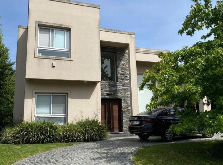 Casa · 280m² · 6 Ambientes · 3 Cocheras