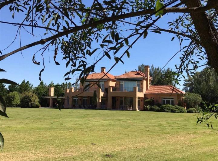 Casa · 450m² · 5 Ambientes · 4 Cocheras