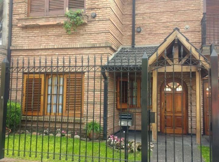 Casa · 340m² · 6 Ambientes · 1 Cochera