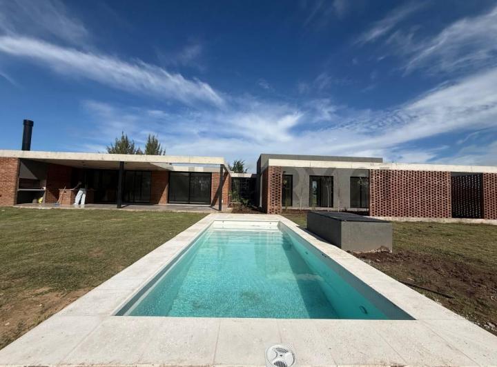 Casa · 283m² · 5 Ambientes · 2 Cocheras