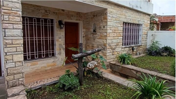 Casa · 130m² · 4 Ambientes · 2 Cocheras