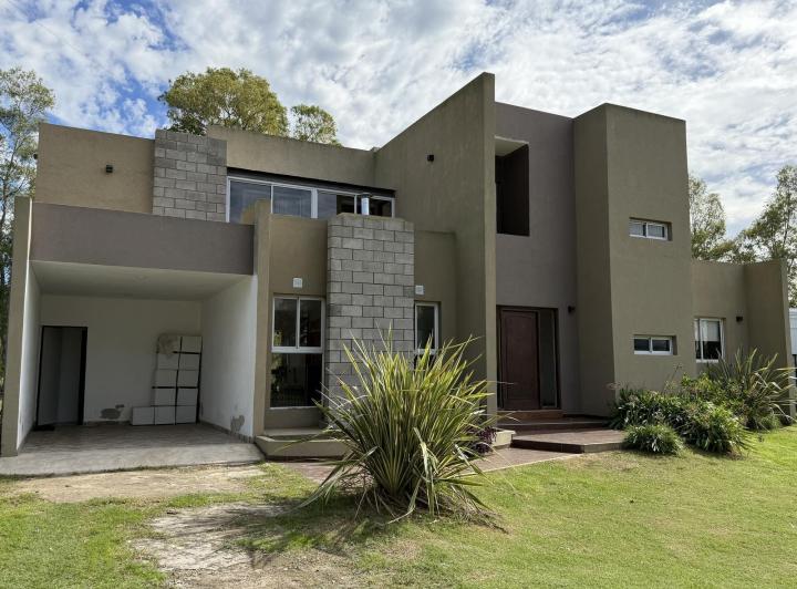 Casa · 280m² · 6 Ambientes · 1 Cochera