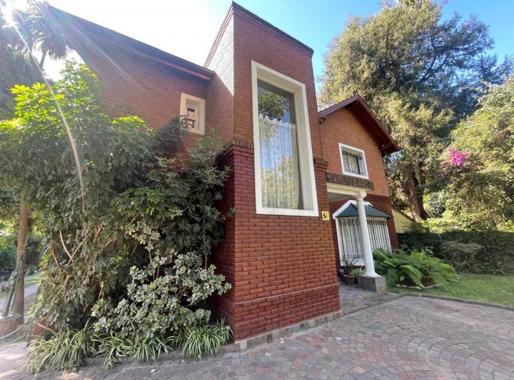 Casa · 220m² · 5 Ambientes · 1 Cochera