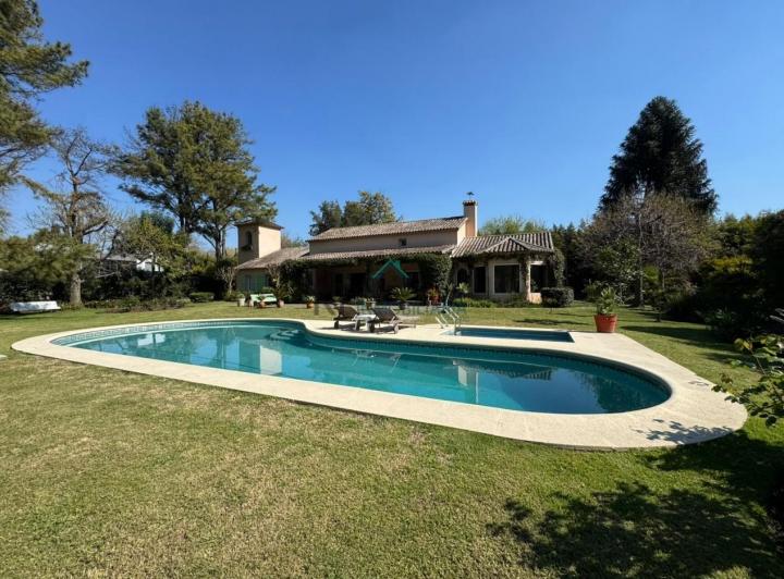 Casa · 350m² · 6 Ambientes · 3 Cocheras