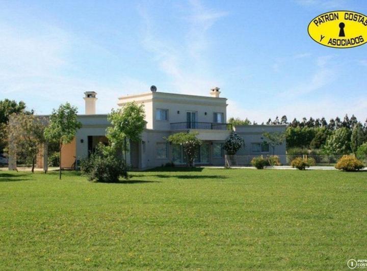 Casa · 310m² · 8 Ambientes · 2 Cocheras