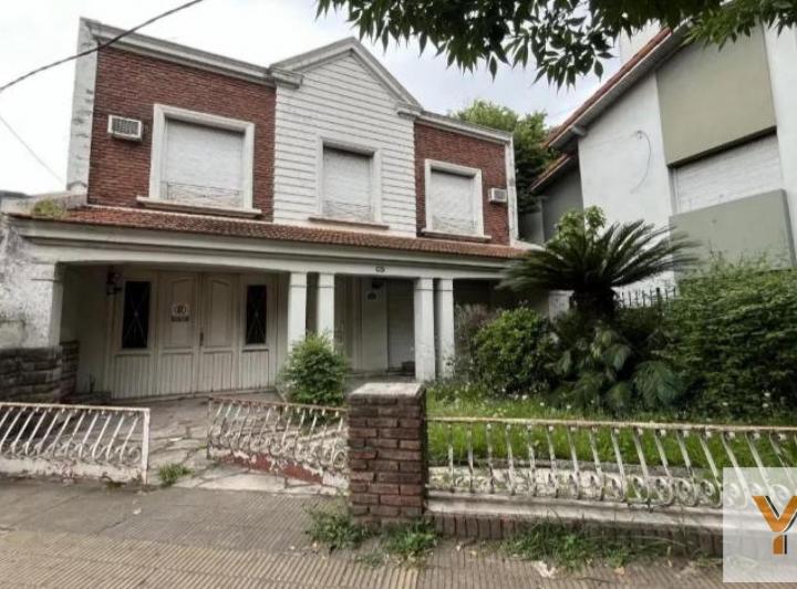 Casa · 180m² · 4 Ambientes · 2 Cocheras
