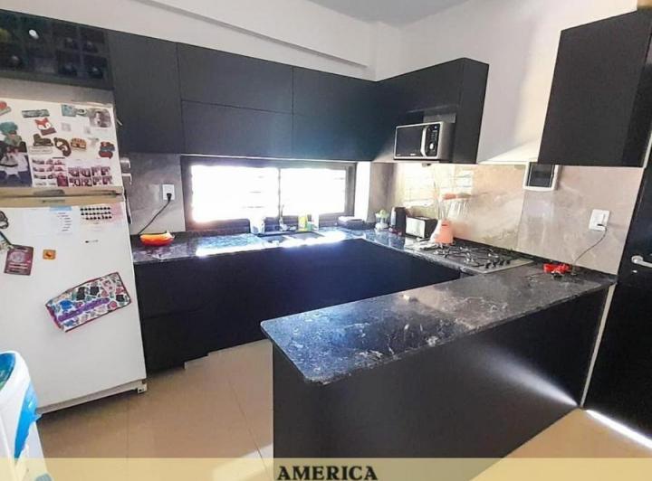 Casa · 200m² · 5 Ambientes · 4 Cocheras