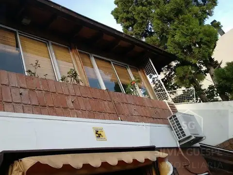Venta excelente casa tipo ph , amplio, con muchos espacios verdes , seis ambientes cochera opcional a bajo precio