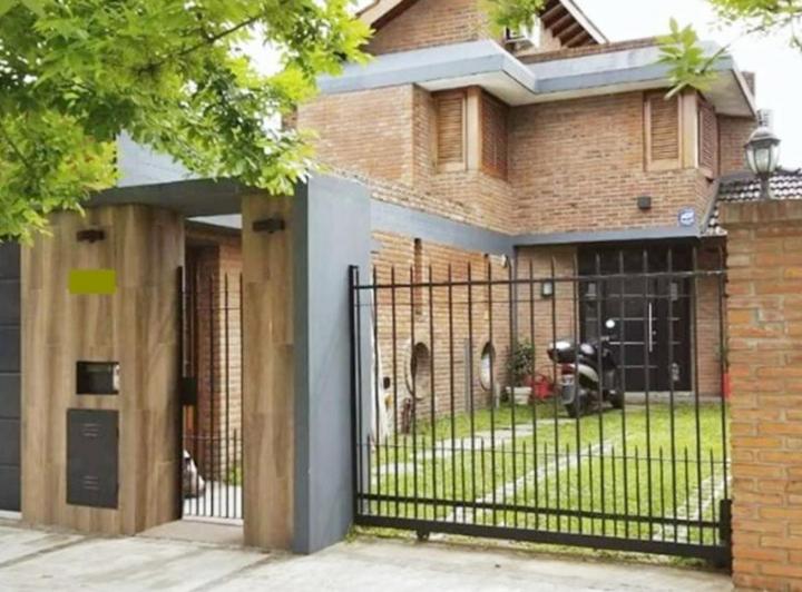 Casa · 220m² · 4 Ambientes · 2 Cocheras