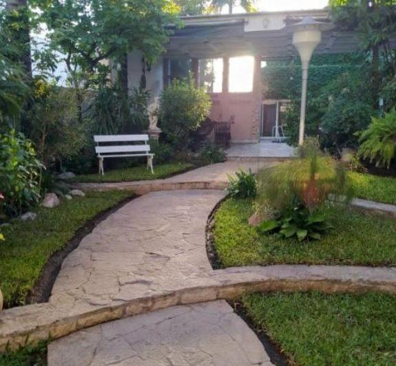 Casa · 360m² · 5 Ambientes · 3 Cocheras