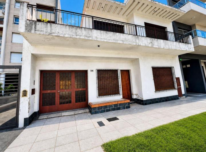 Casa · 160m² · 4 Ambientes · 2 Cocheras