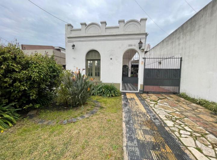 Casa · 187m² · 7 Ambientes · 3 Cocheras